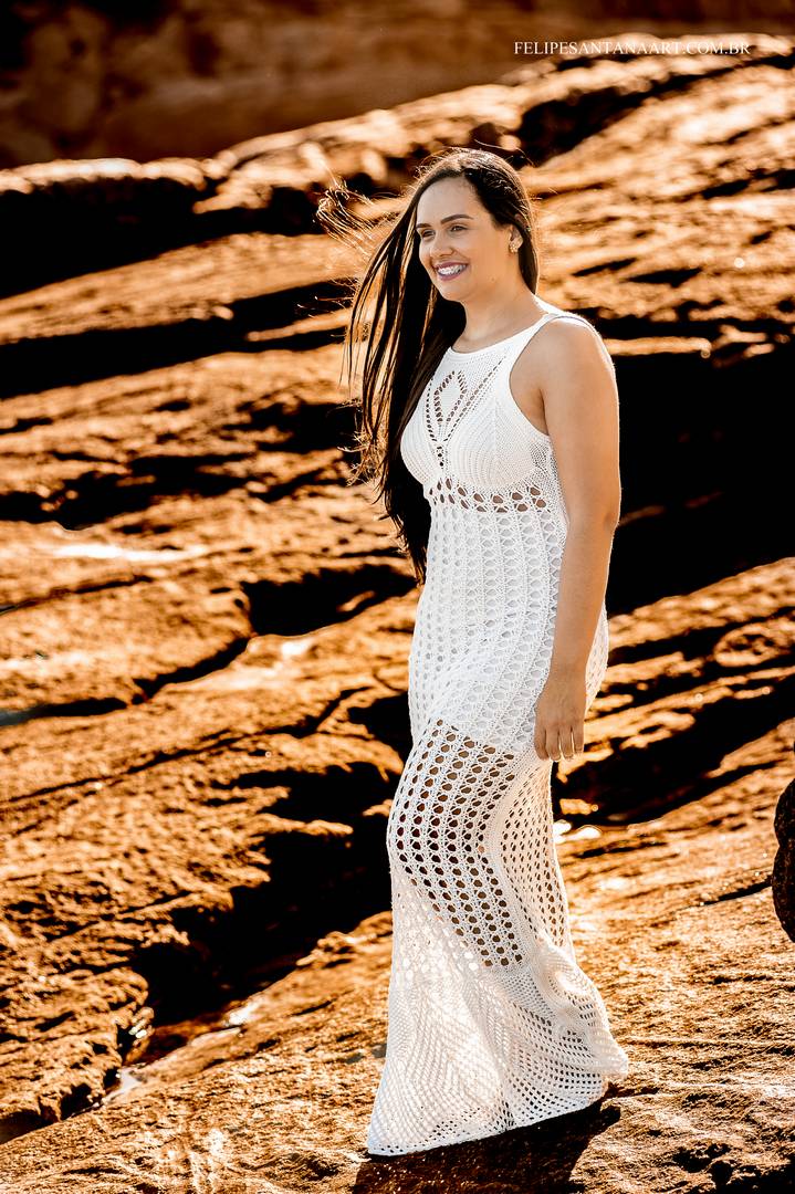 Fotografia feita pelo fotografo de Casamentos Felipe Santana, fotografo de Cataguases, fotografada em Cabo Frio- RJ, fotografia da noiva em rochas na praia