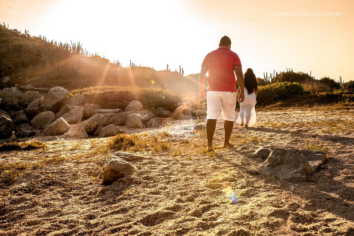 otografia feita pelo fotografo de Casamentos Felipe Santana, fotografo de Cataguases, fotografada em Cabo Frio- RJ, fotografia de casal na praia com um tom mais quente