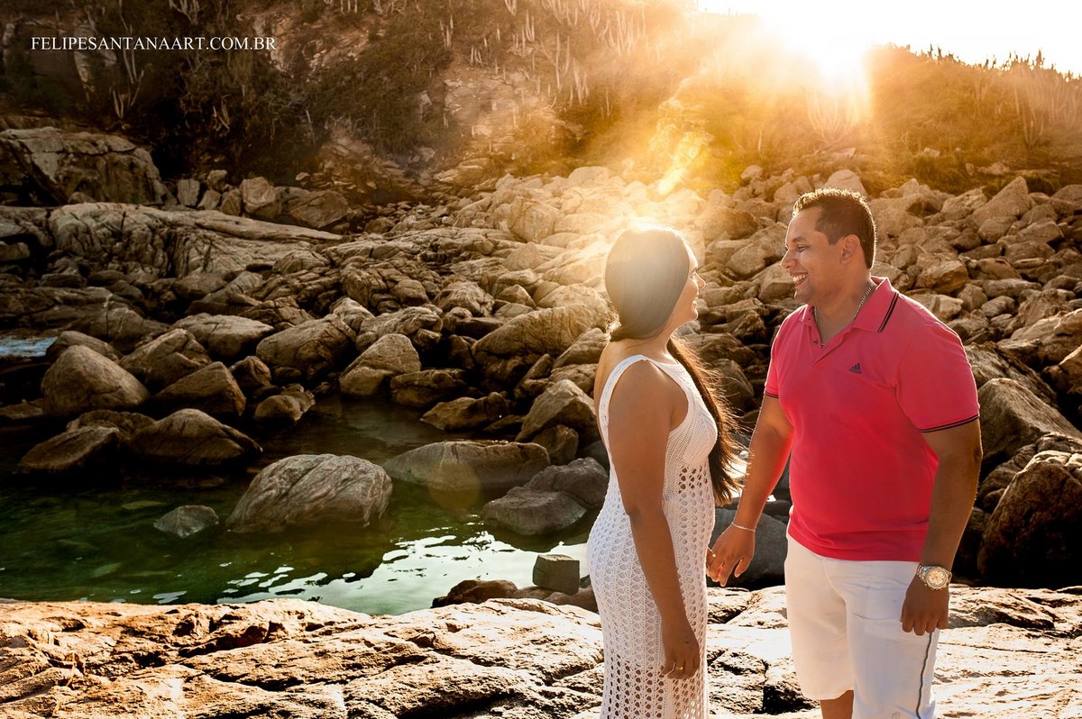 otografia feita pelo fotografo de Casamentos Felipe Santana, fotografo de Cataguases, fotografada em Cabo Frio- RJ, fotografia de casal se olhando na praia