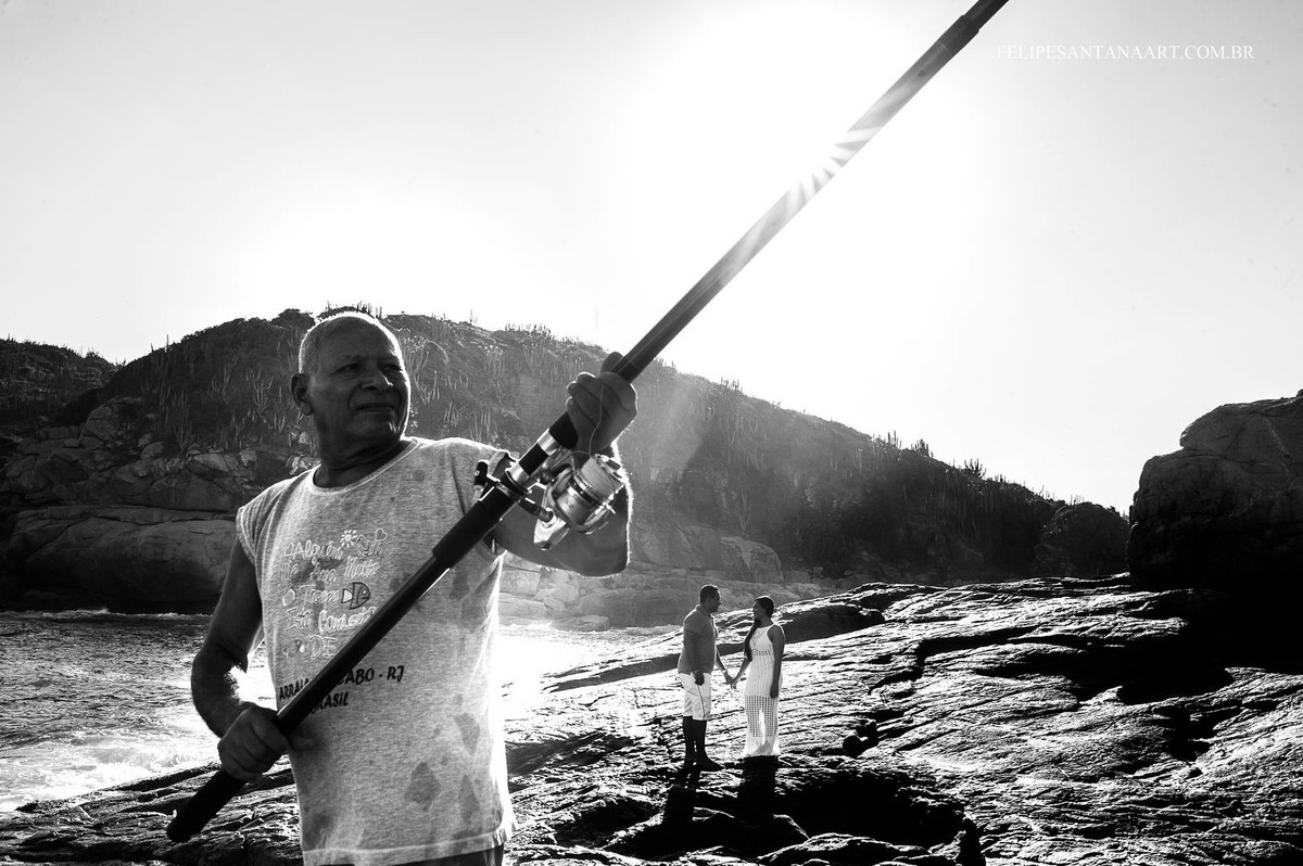 Pescando na praia no Rio de Janeiro, casal se divertindo e muito felizes na praia