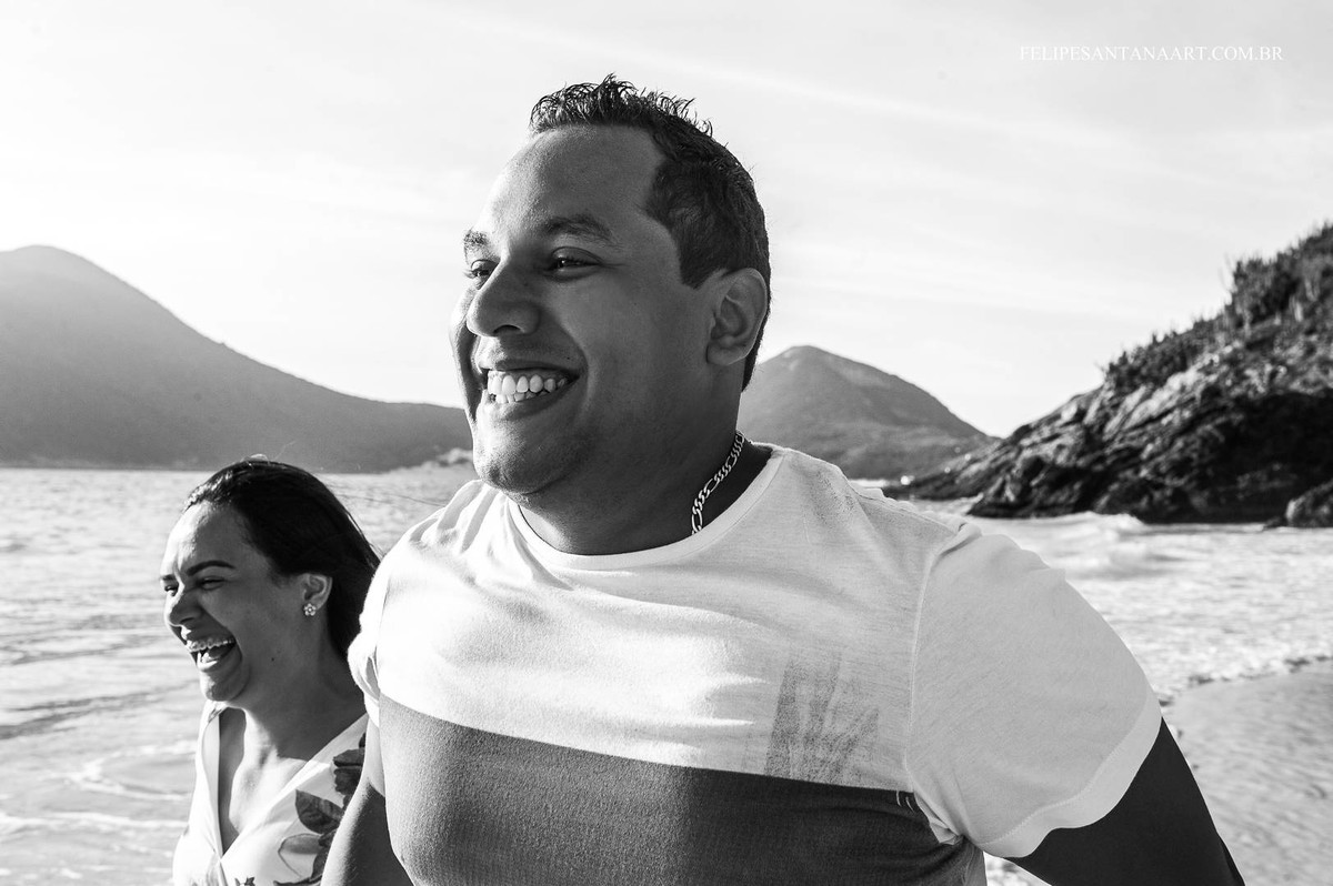 otografia feita pelo fotografo de Casamentos Felipe Santana, fotografo de Cataguases, fotografada em Cabo Frio- RJ, fotografia de casal correndo na praia