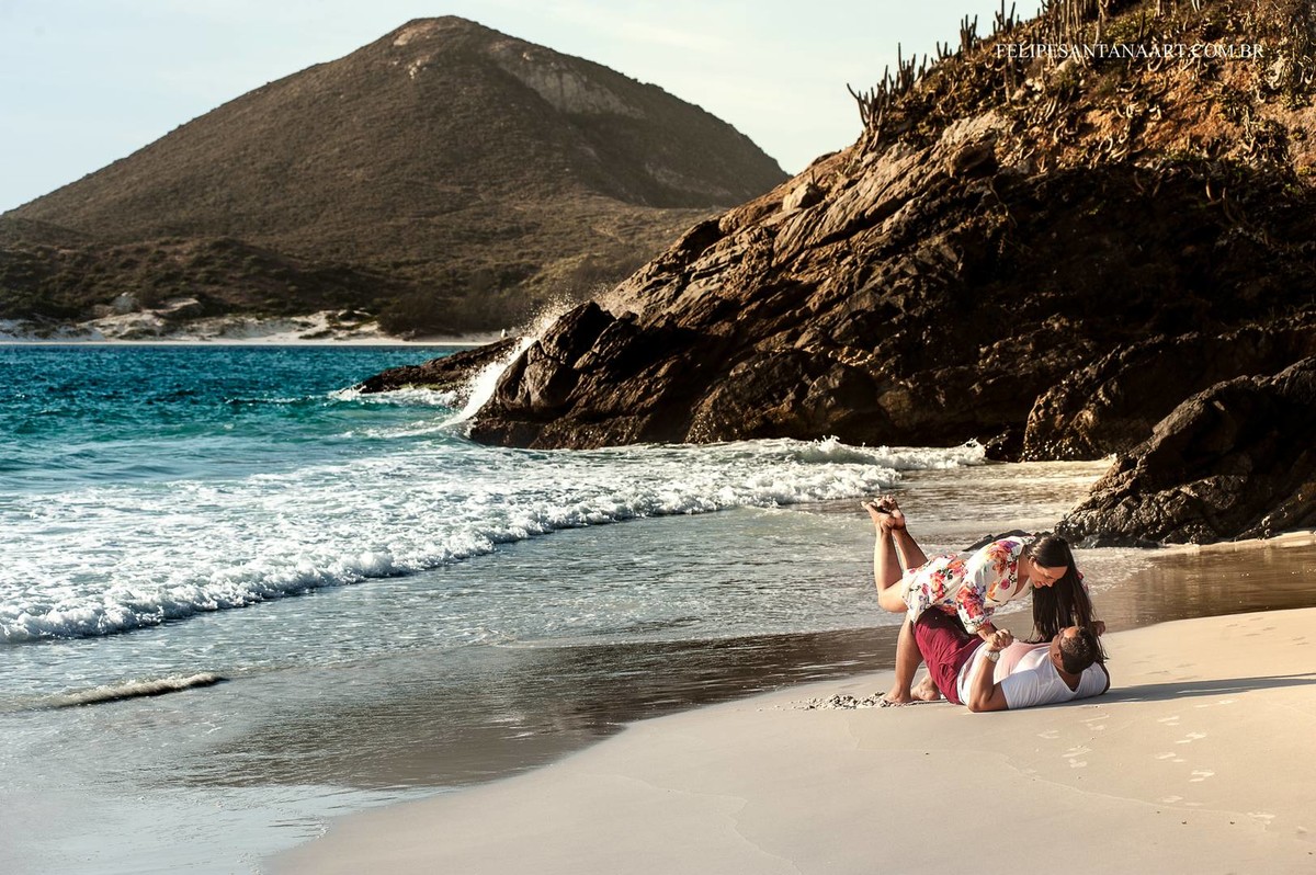 Casal se divertindo e brincando na praia no Pré Casamento 