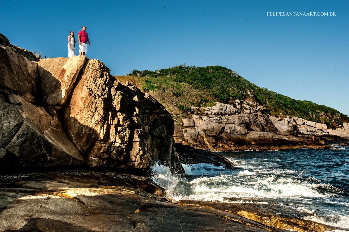 Pedra grande em praia do Rio de Janeiro, mar bravo.