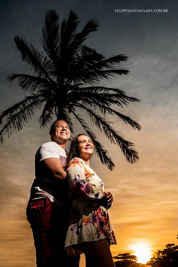 Fotografia feita pelo fotografo de Casamentos Felipe Santana, fotografo de Cataguases, fotografada em Cabo Frio- RJ, fotografia de casal na praia se abraçando com o pôr do sol maravilho