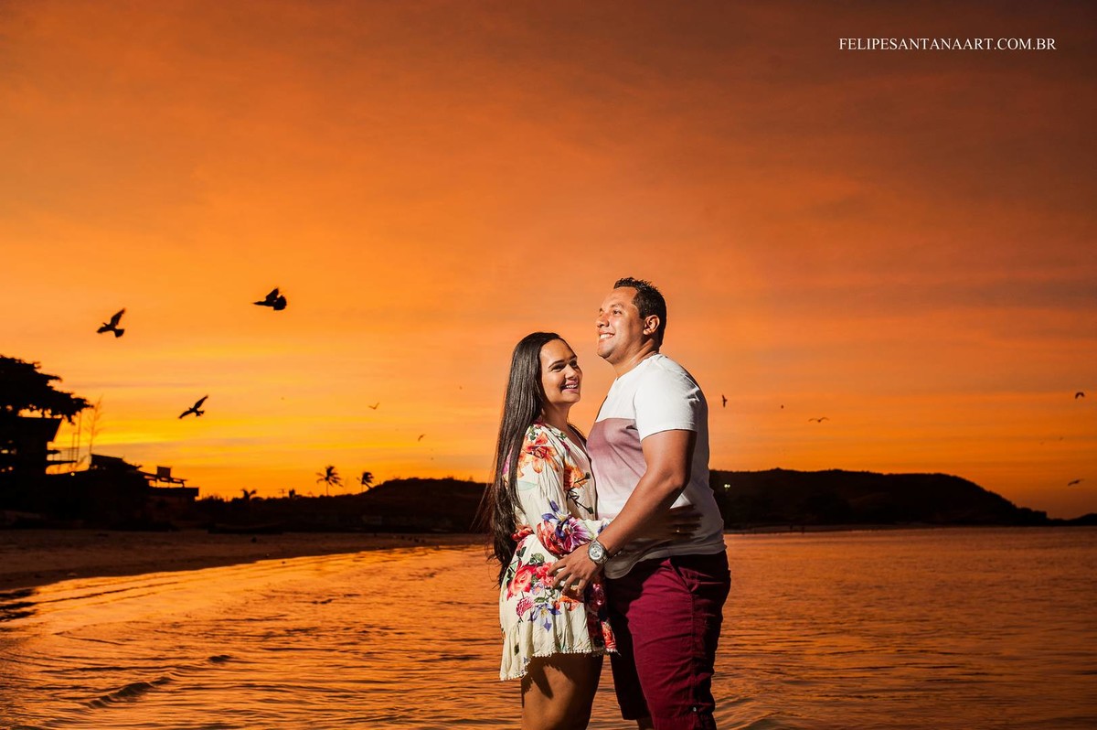 Fotografia feita pelo fotografo de Casamentos Felipe Santana, fotografo de Cataguases, fotografada em Cabo Frio- RJ, fotografia de casal na praia se abraçando com o pôr do sol maravilho