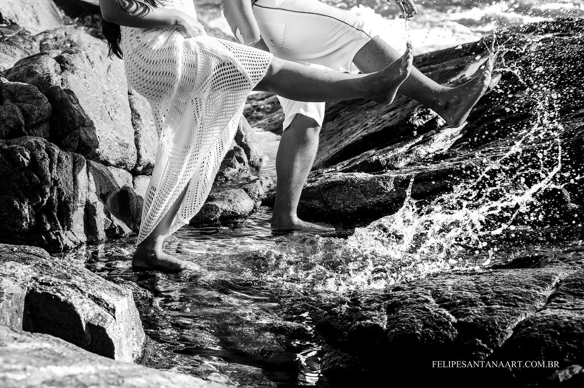 Fotografia feita pelo fotografo de Casamentos Felipe Santana, fotografo de Cataguases, fotografada em Cabo Frio- RJ, fotografia de casal na praia