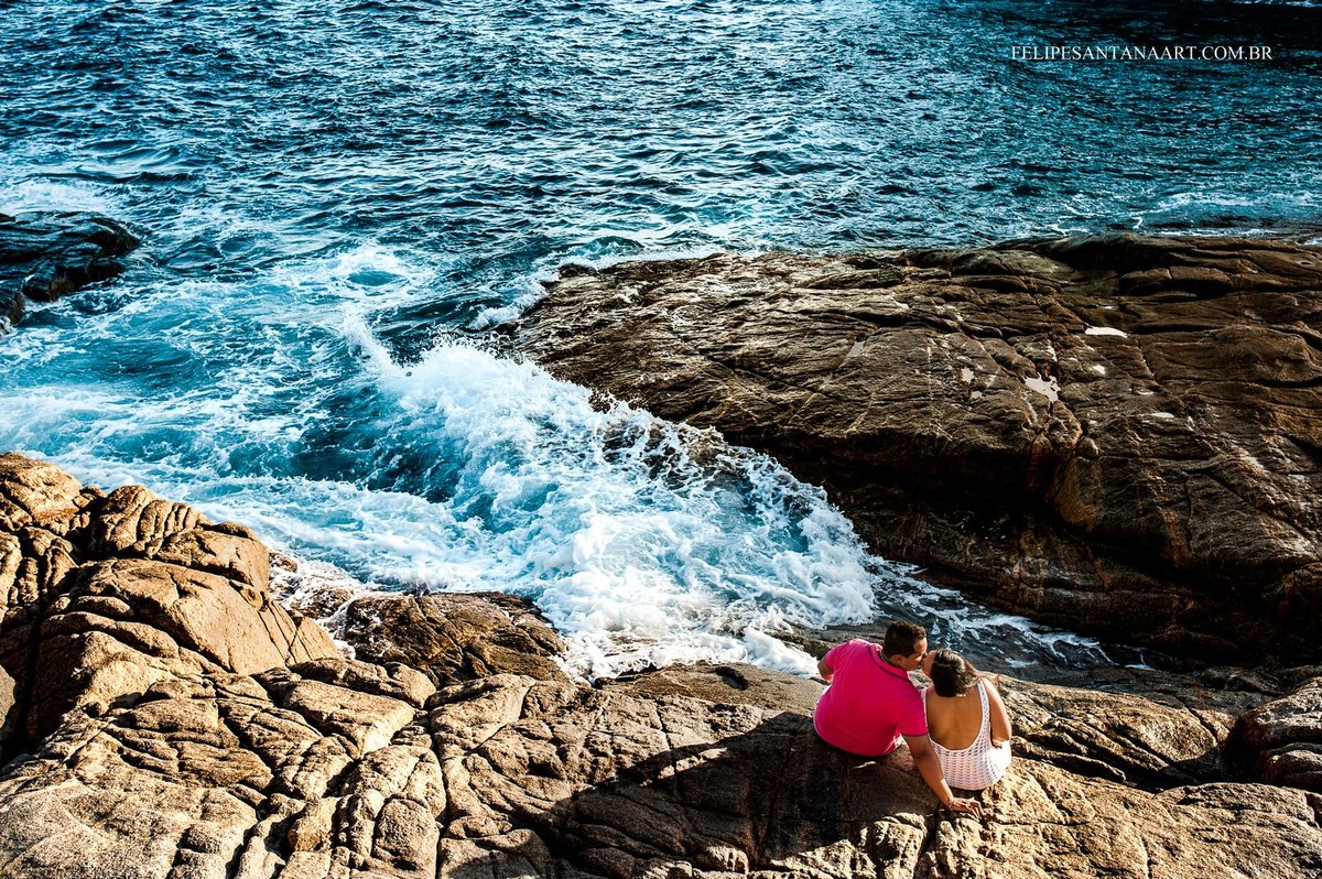 Fotografia feita pelo fotografo de Casamentos Felipe Santana, fotografo de Cataguases, fotografada em Cabo Frio- RJ, fotografia de casal na praia assentados na rocha