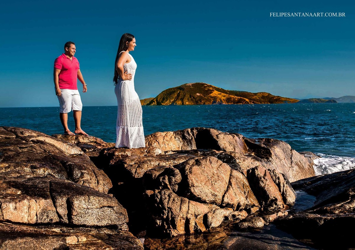 Fotografia feita pelo fotografo de Casamentos Felipe Santana, fotografo de Cataguases, fotografada em Cabo Frio- RJ, fotografia de casal na praia