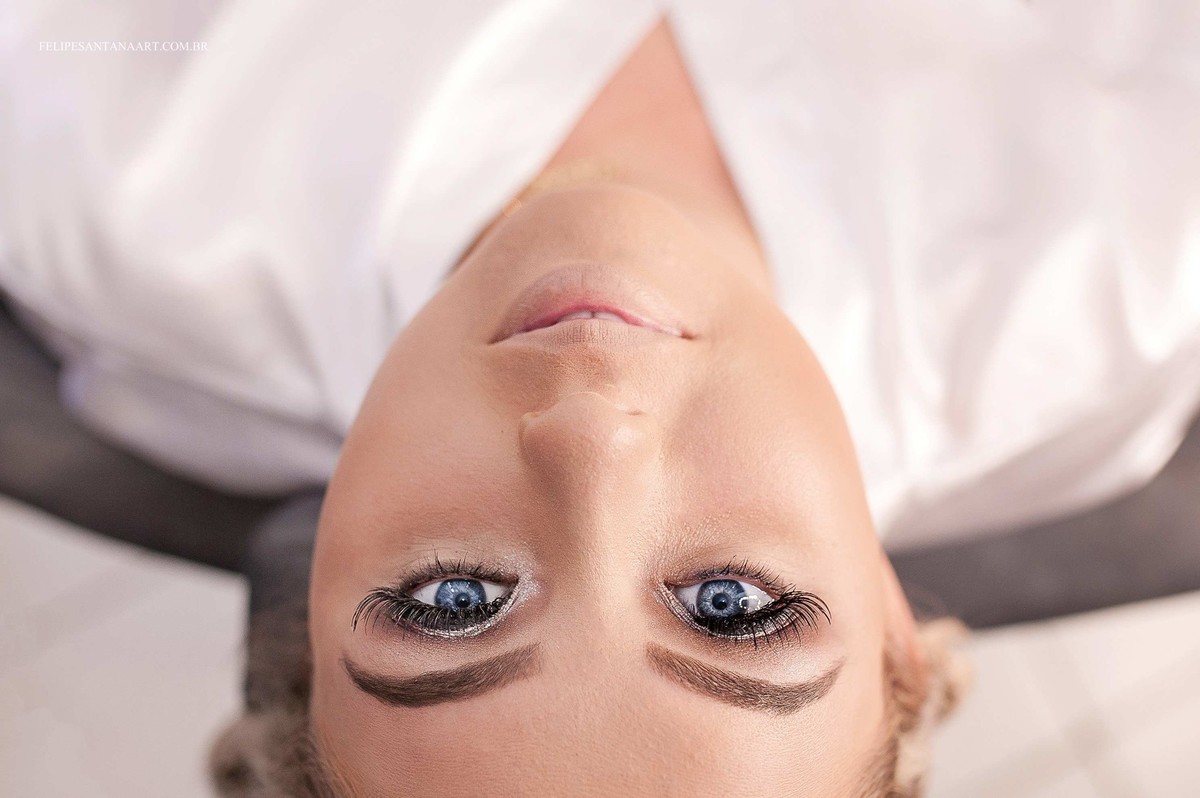 Fotografia making off da noiva, foto no dia do casamento, olhos azuis da noiva, foto da noiva sem maquiagem