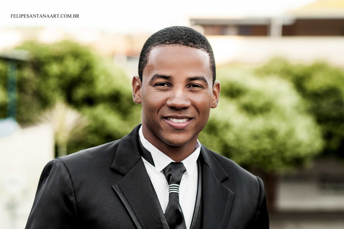 Fotografia de casamento, fotografo de casamento em Cataguases, foto na Igreja do Rosário, Igreja em Cataguases , noivo esperando a noiva, sorriso do noivo
