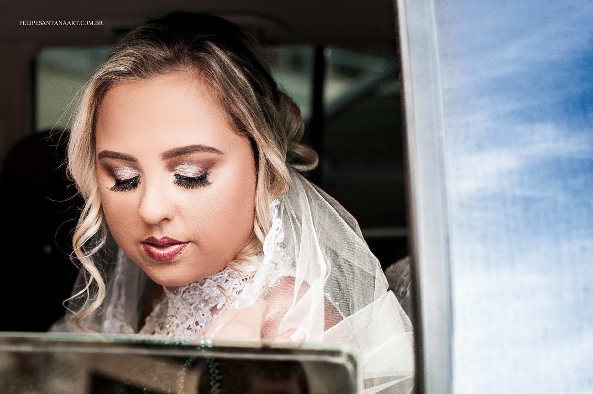 Fotografia de casamento, fotografo de Cataguases Felipe Santana, foto da noiva saindo do carro, fotografia da noiva chegando na igreja