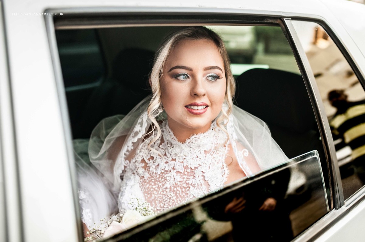 Fotografia de casamento, fotografo de Cataguases Felipe Santana, foto da noiva saindo do carro, fotografia da noiva chegando na igreja , noiva sorrindo, noiva feliz