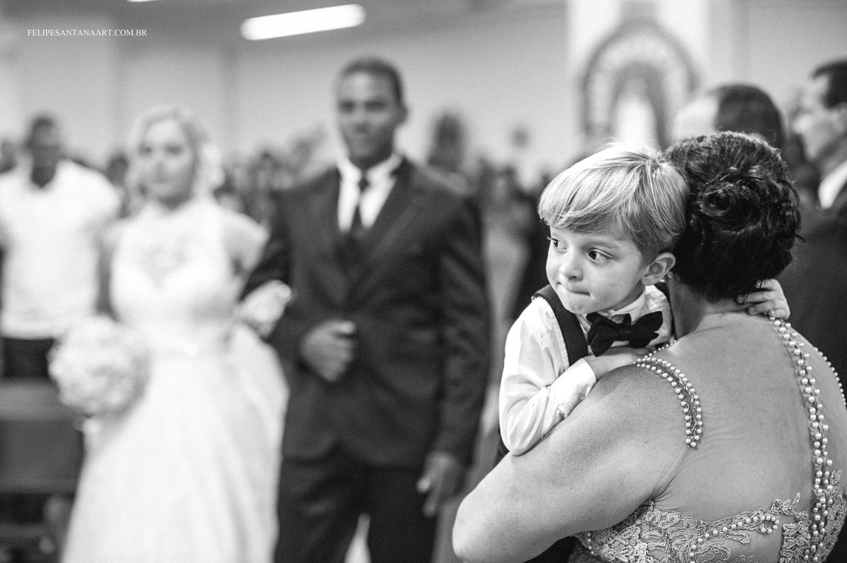 Fotografia de casamento na Igreja do Rosário em Cataguases, foto feita pelo fotografo para casamentos Felipe Santana de Cataguases, olhar de uma criança na igreja