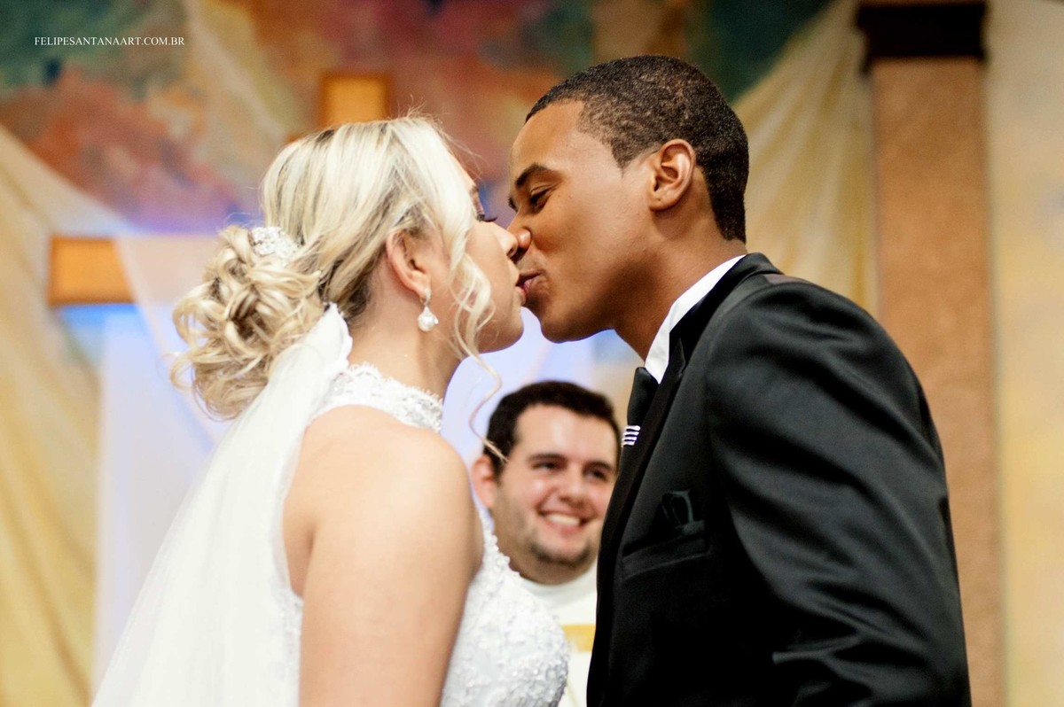 Fotografia de casamento dos noivos se beijando, Igreja do Rosário em Cataguases, casal lindo, muito amor envolvido