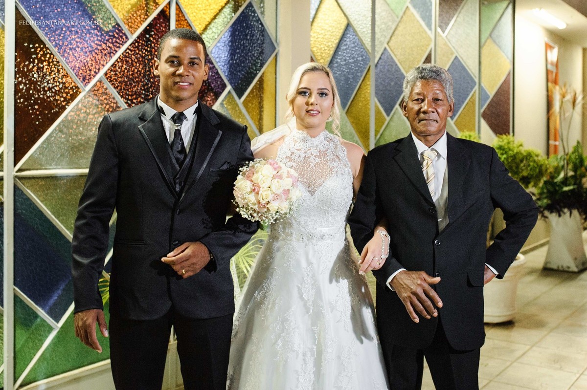 Fotografia de casamento com o pai do noivo, Igreja do Rosário em Cataguases MG