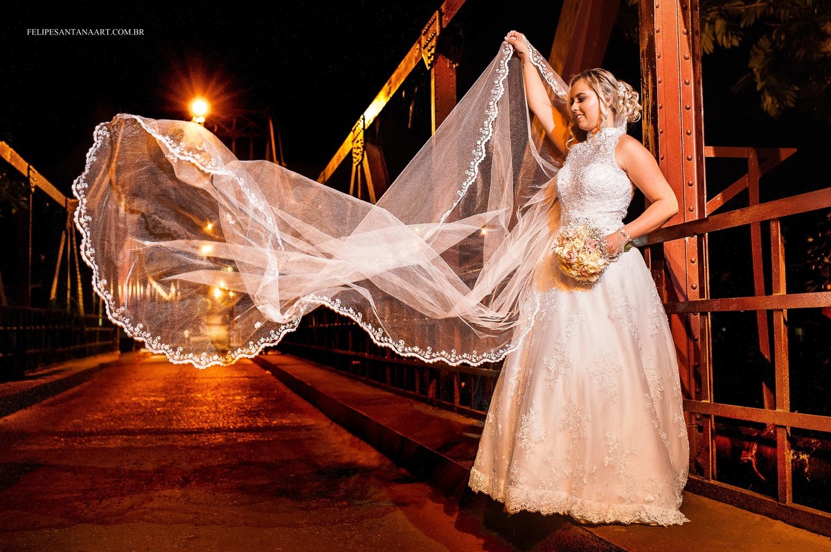 Fotografia de casamento, fotografo de casamento em Cataguases Felipe Santana, foto da noiva jogando o véu ponte metálica em Cataguases