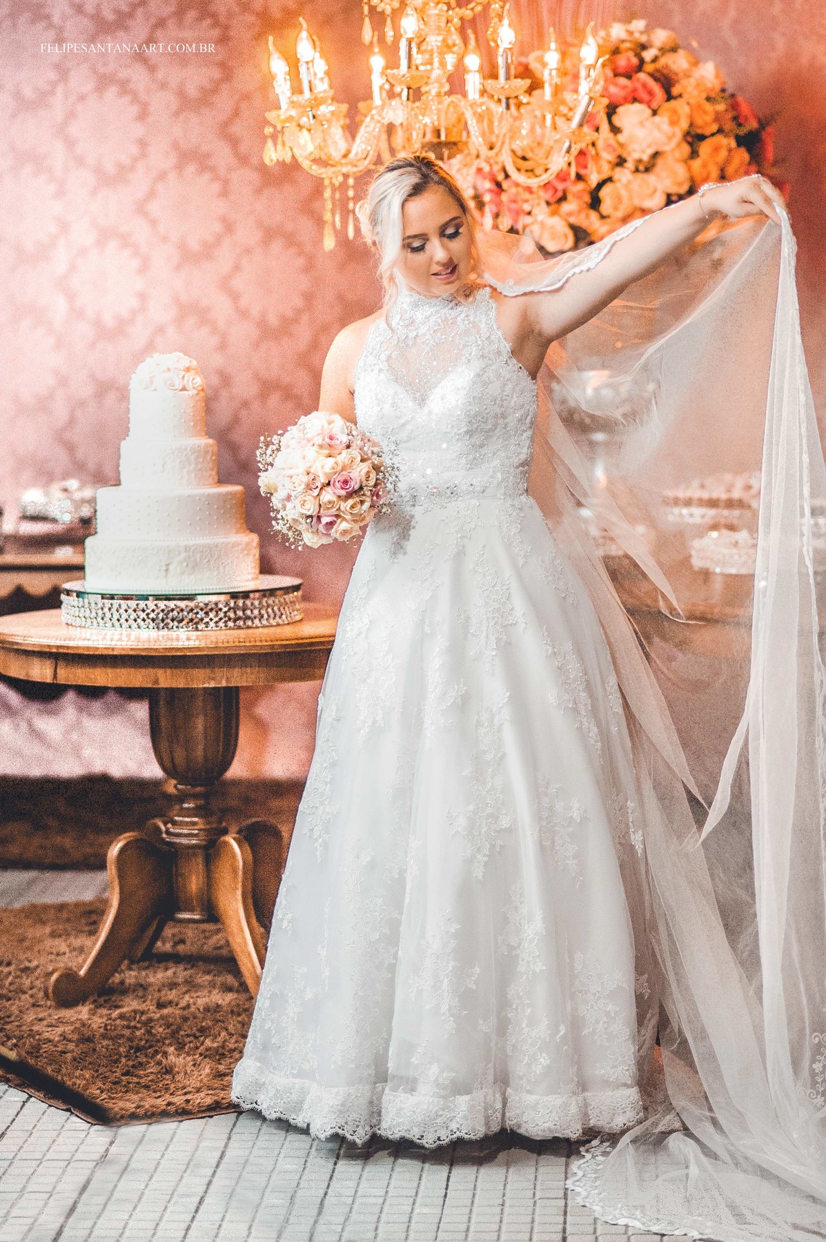 Fotografia de casamento, fotografo de casamento em Cataguases Felipe Santana, foto da noiva, foto do vestido da noiva, noiva com o buquê de flores