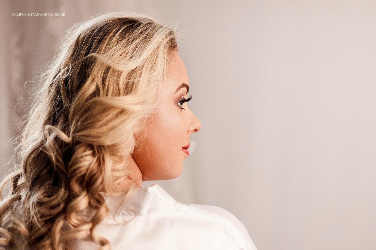 Fotografia making off da noiva, foto no dia do casamento, olhos azuis da noiva, foto da noiva sem maquiagem