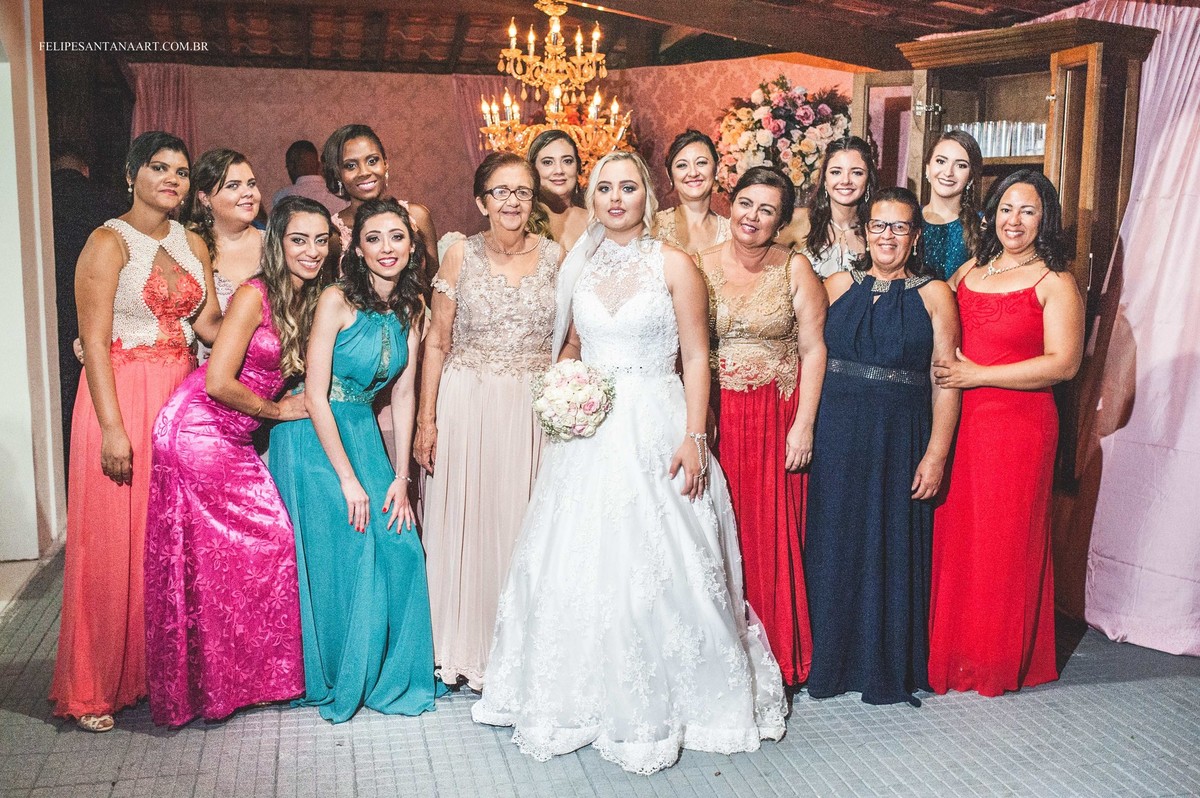 Fotografia de casamento, fotografo de casamento em Cataguases Felipe Santana, foto da noiva com as madrinhas
