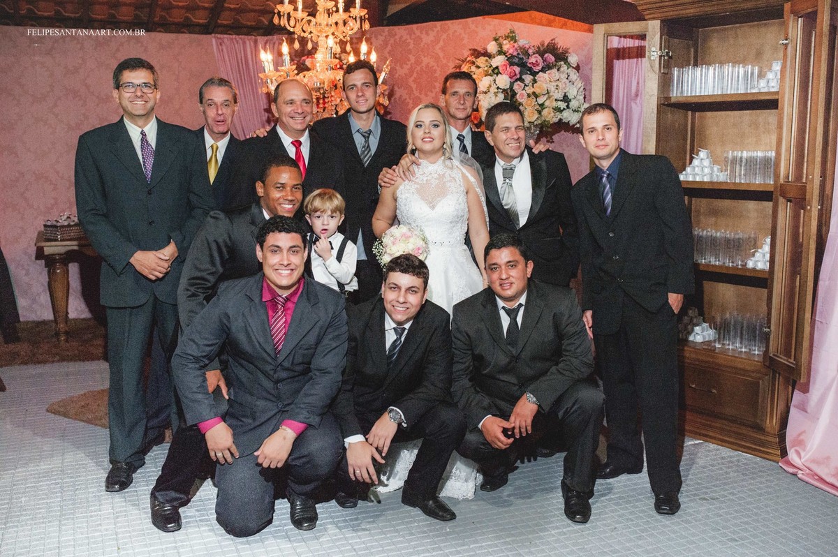 Fotografia de casamento, fotografo de casamento em Cataguases Felipe Santana, foto dos noivos com os padrinhos
