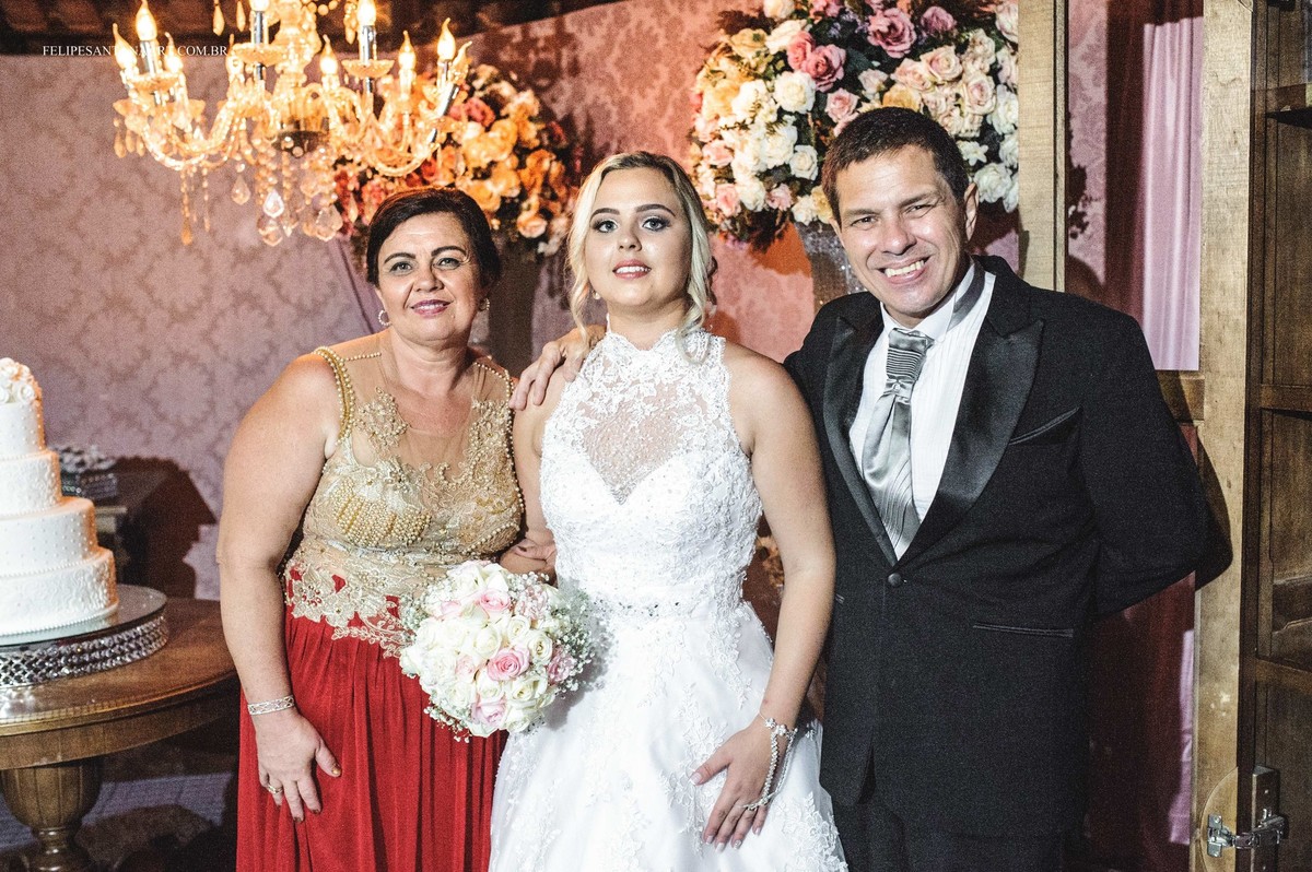 Fotografia de casamento, fotografo de casamento em Cataguases Felipe Santana, foto da noiva com os pais