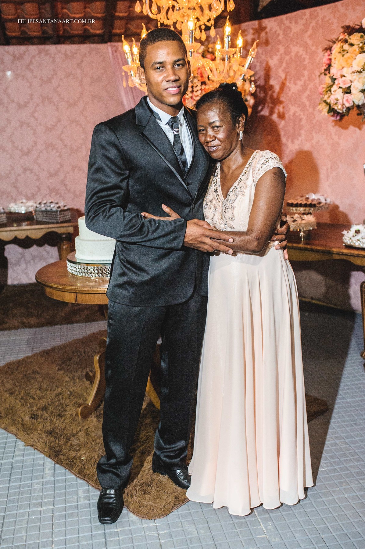 Fotografia de casamento, fotografo de casamento em Cataguases Felipe Santana, foto do noivo com a mãe