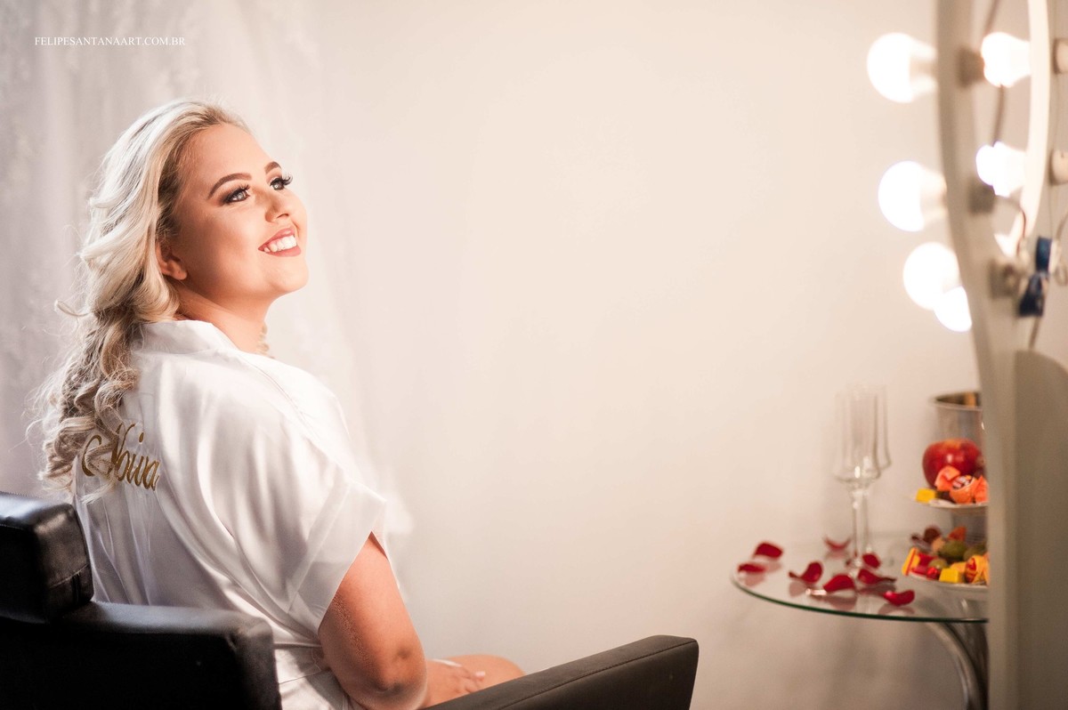 Fotografia making off da noiva, foto no dia do casamento, olhos azuis da noiva, foto da noiva sem maquiagem, fotografia da noiva sorrindo, fotografo de casamento em Cataguases