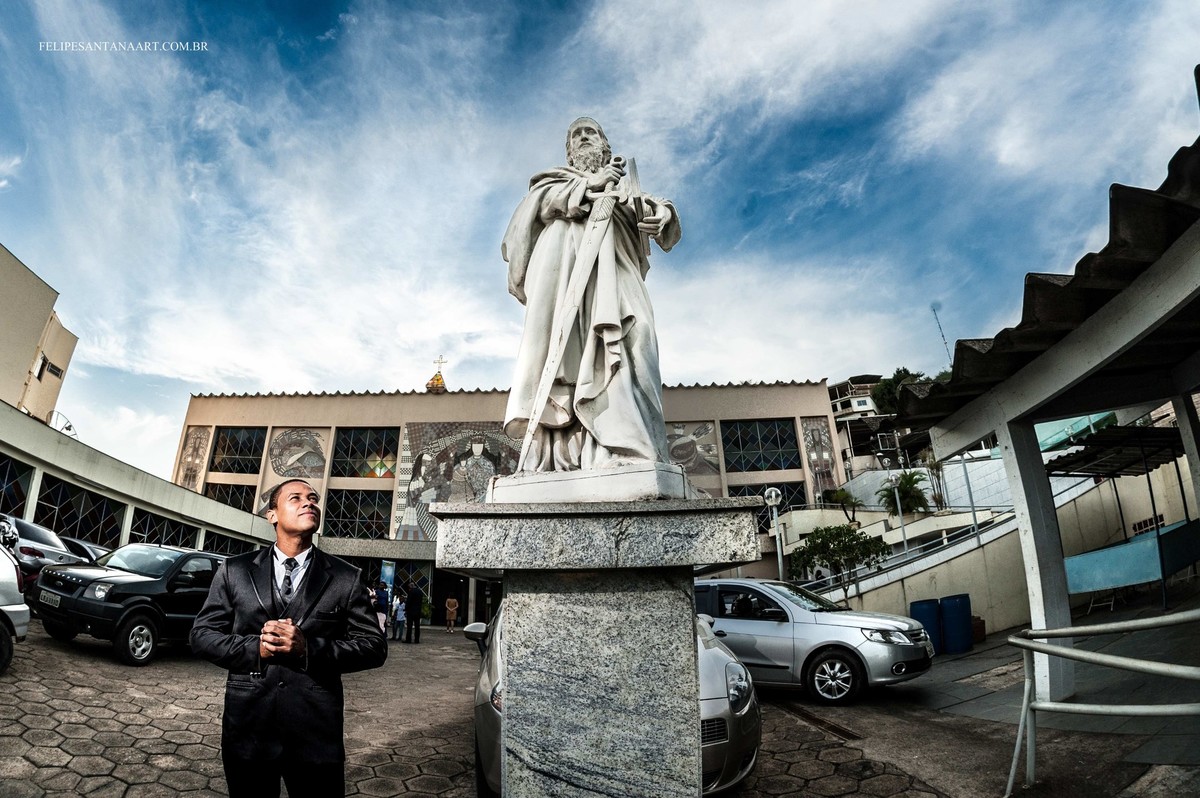 Fotografia de casamento, fotografo de casamento em Cataguases, foto na Igreja do Rosário, Igreja em Cataguases , noivo esperando a noiva