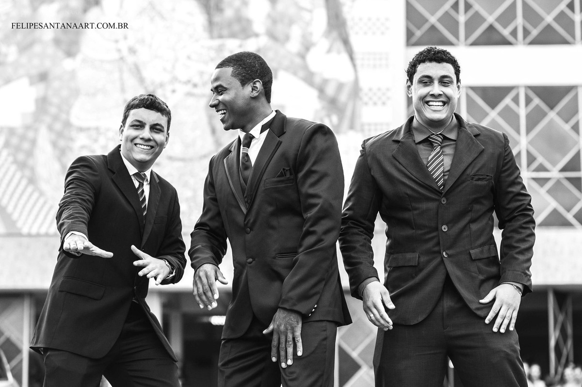 Fotografia de casamento, fotografo de casamento em Cataguases, foto na Igreja do Rosário, Igreja em Cataguases , noivo esperando a noiva com os amigos , foto do noivo com as amigos