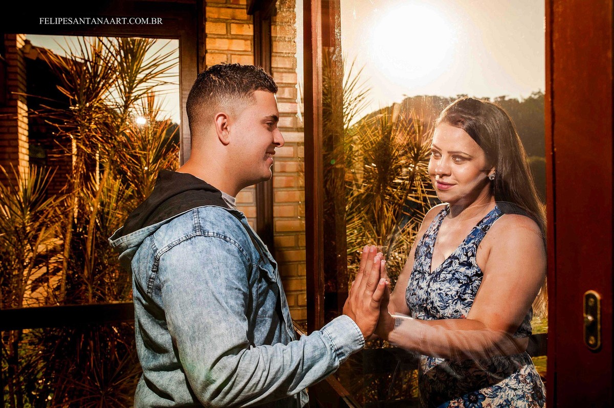 Fotografia de Pré Casamento feita pelo fotógrafo de Cetaguases Felipe Santana Fotografia, foto de casais felizes, fotografia no espelho