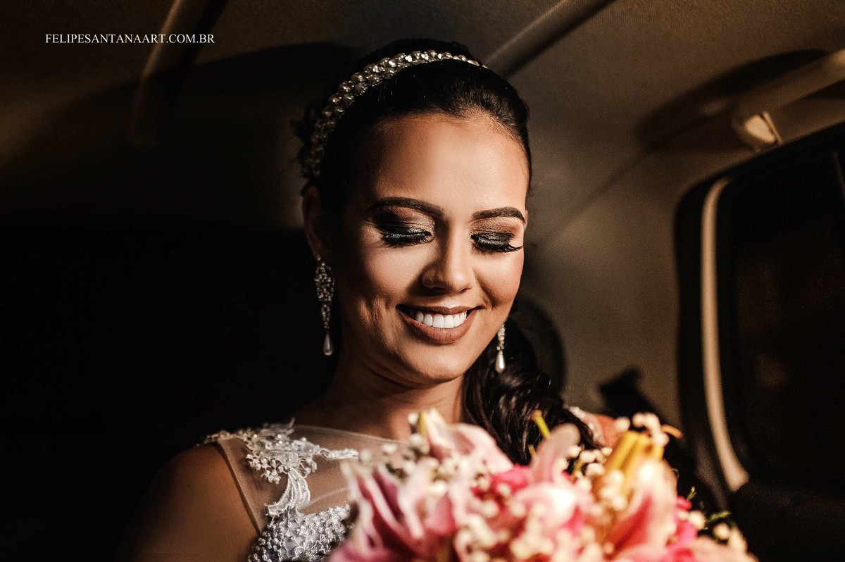 Felipe Santana Fotografia, Fotografo de Casamento Felipe Santana, Foto Casamento Cataguases Felipe Santana Fotografia, sorriso da noiva, noiva dentro do carro, noiva com buquê de flores
