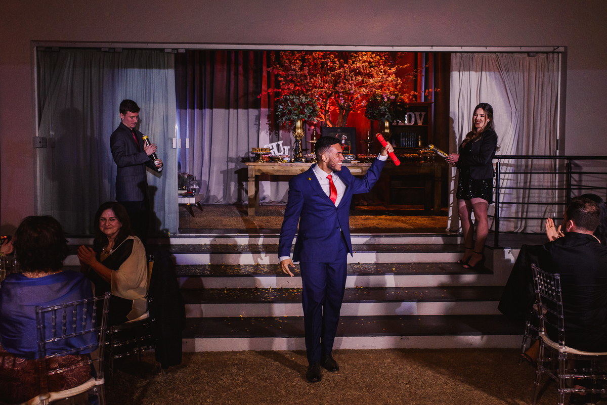 formando chegando na festa de formatura