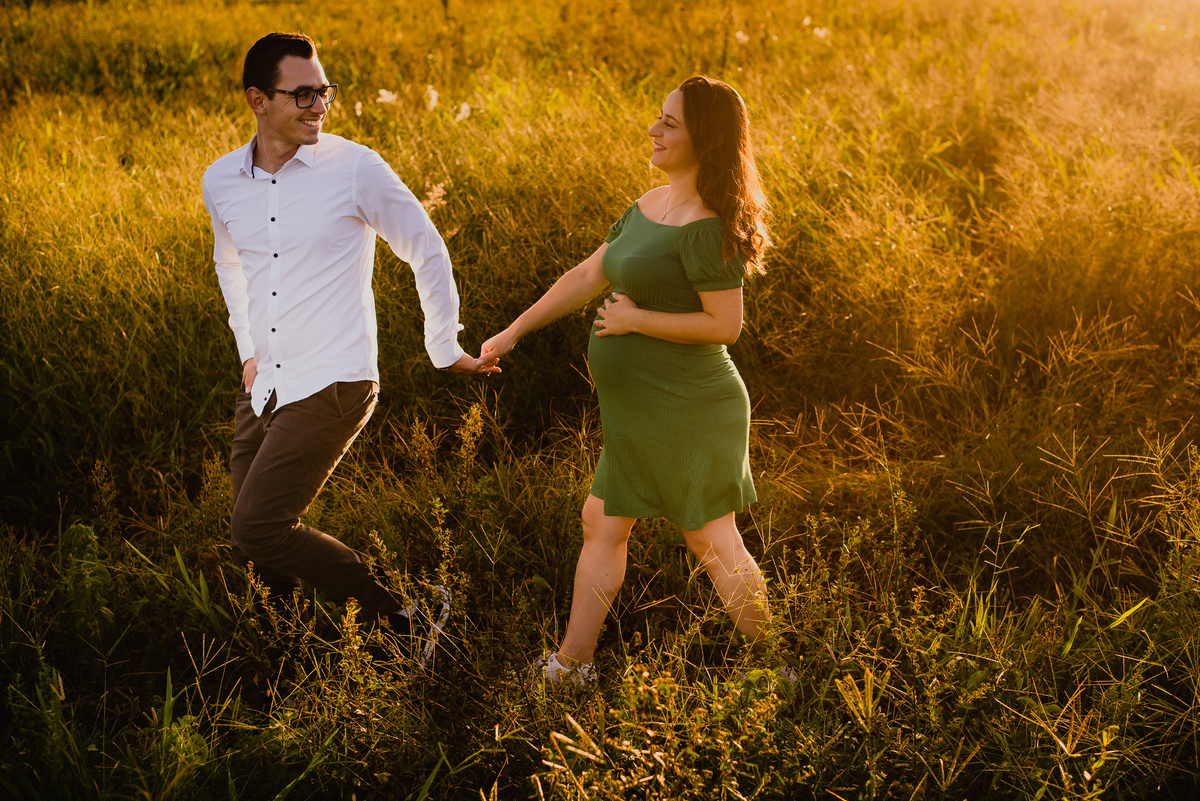 pais correndo no ensaio de gestante