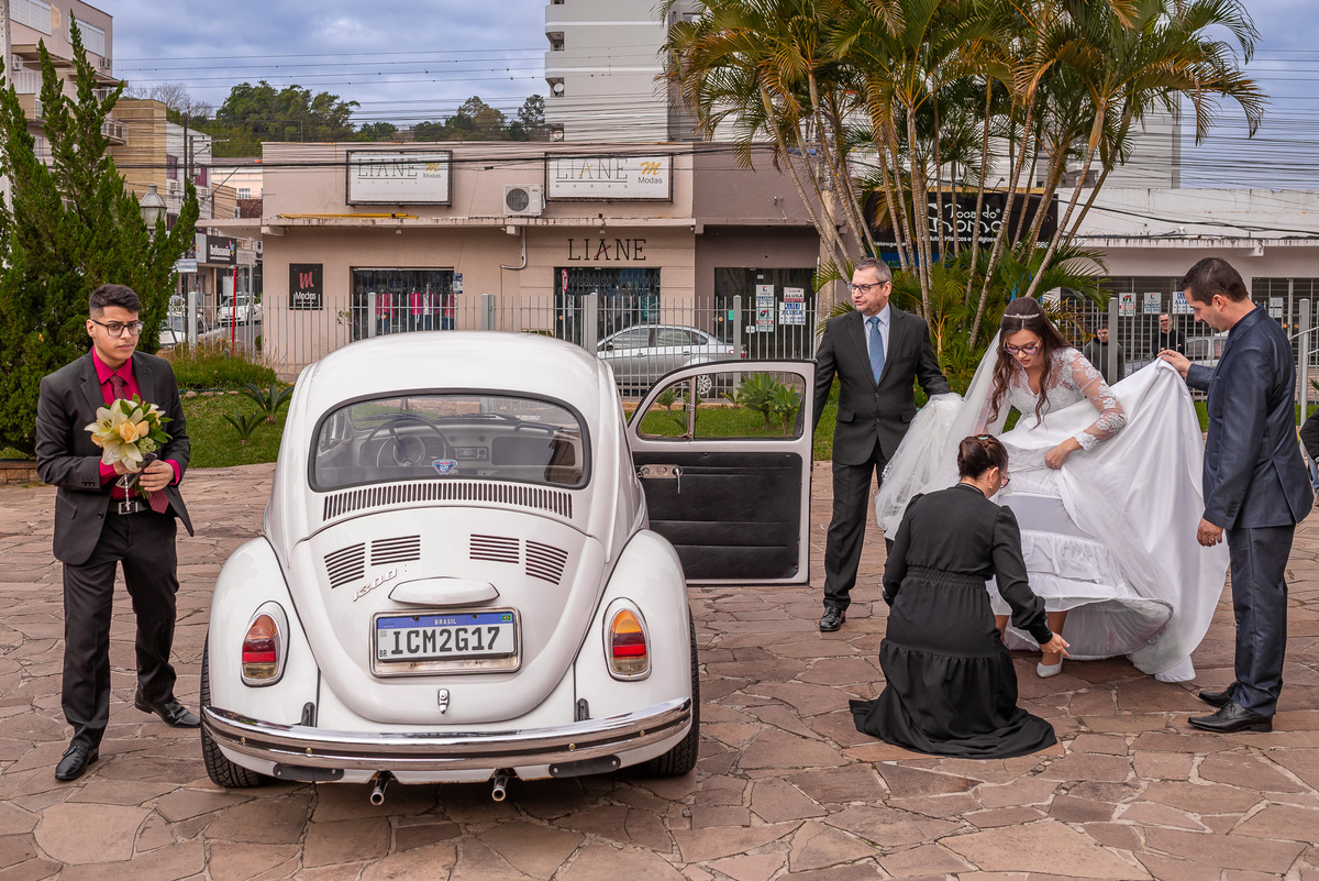 noiva chegando com fusca na igreja