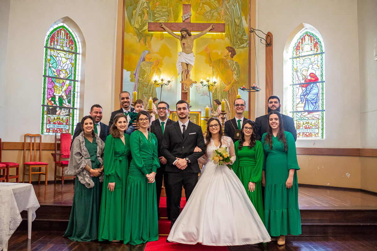 noivos com madrinhas no casamento
