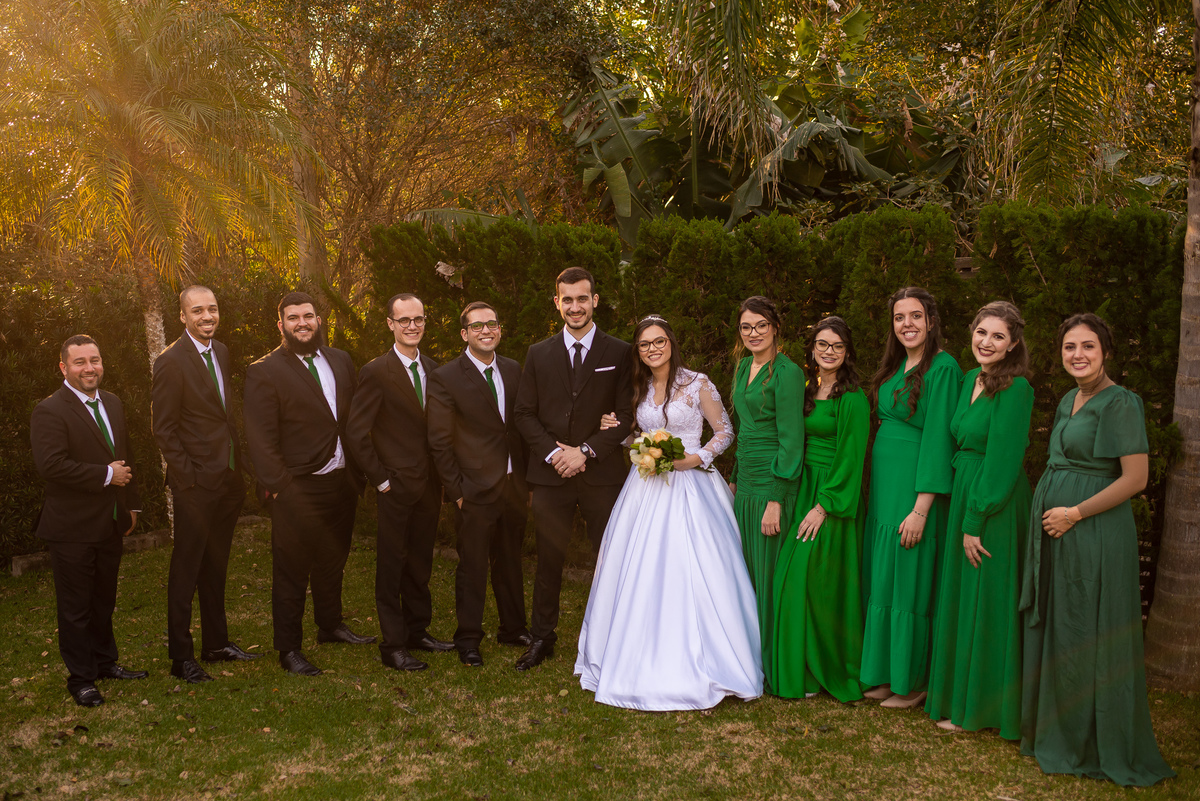 noivos com madrinhas de vestido verde