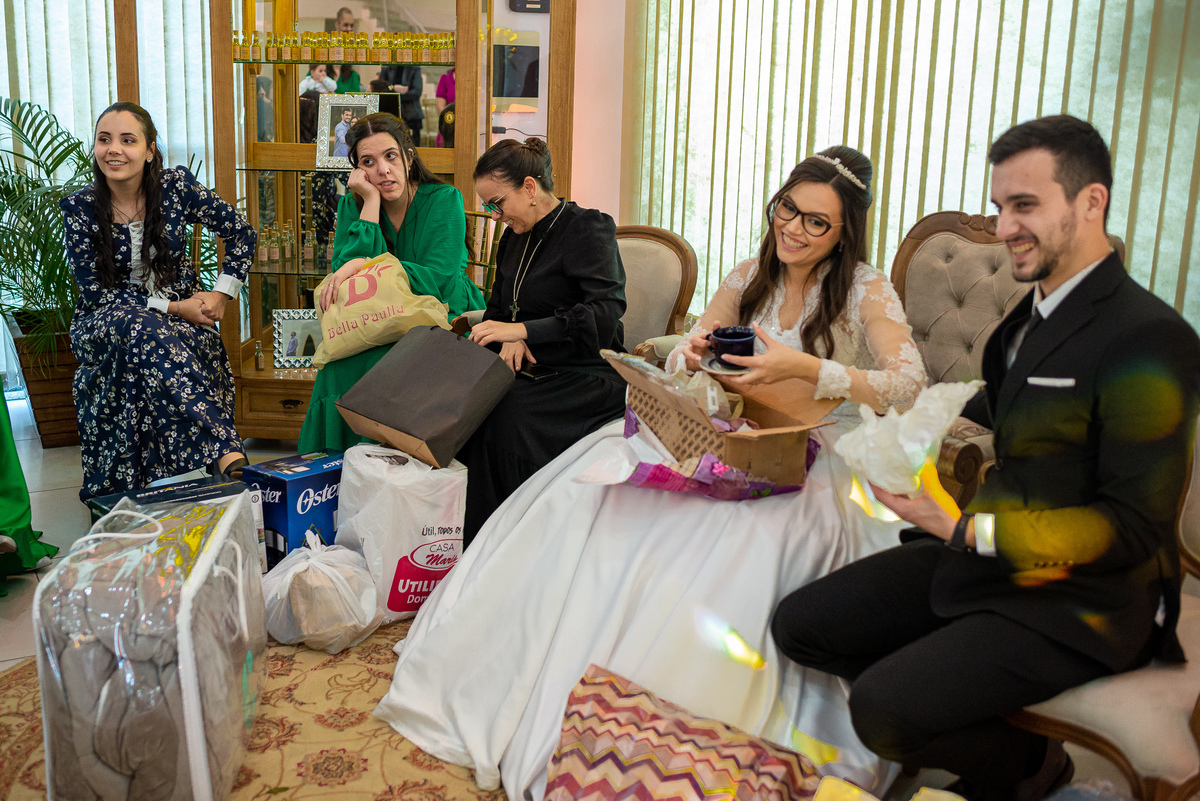 noivos abrindo presentes de casamento
