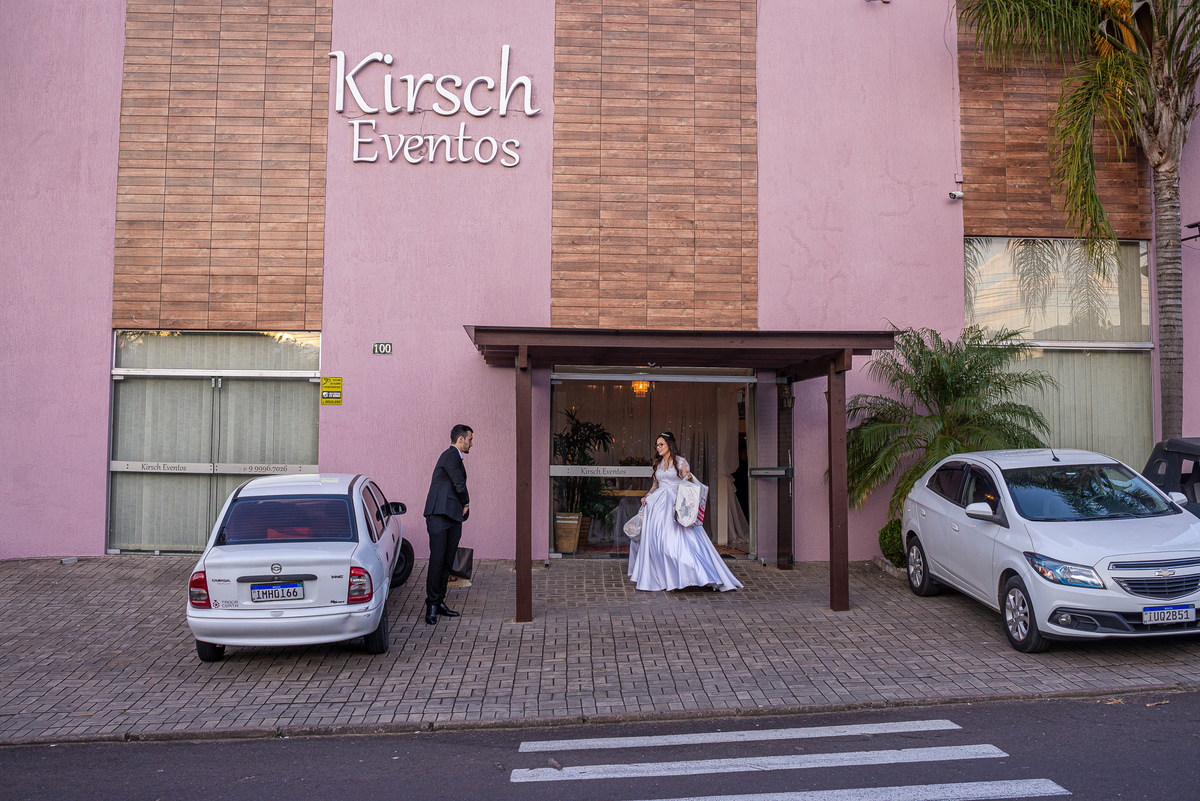 noivos indo embora da festa de casamento
