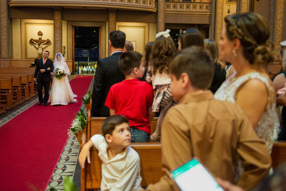 entrada da noiva nno casamento na catedral são luiz gonzaga