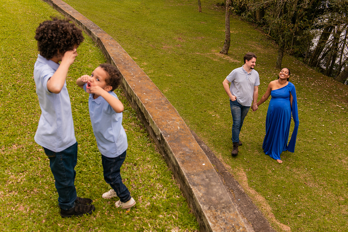 ensaio de gestante com os filhos

