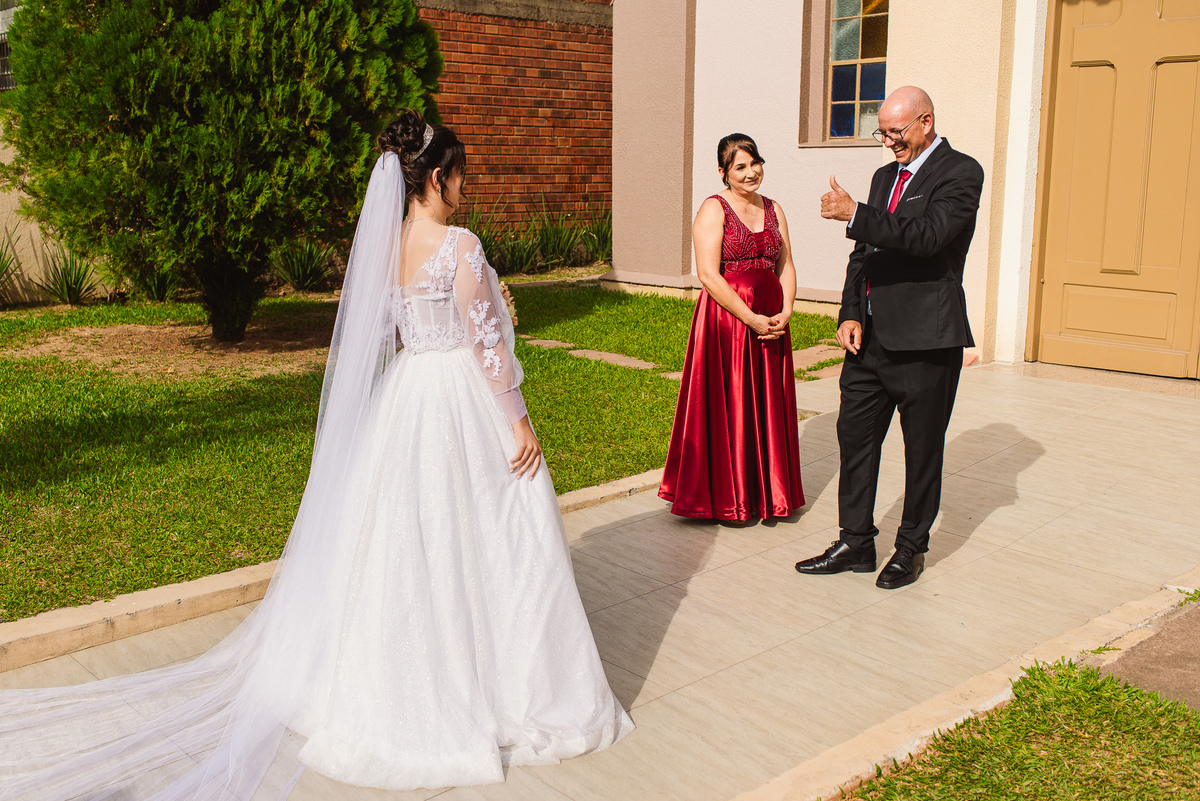 pai vendo a filha noiva