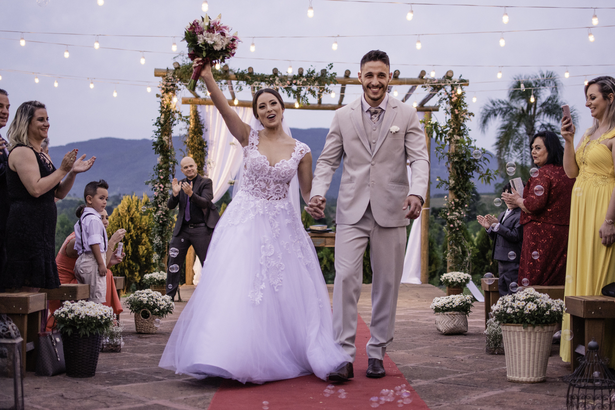 saída dos noivos no casamento