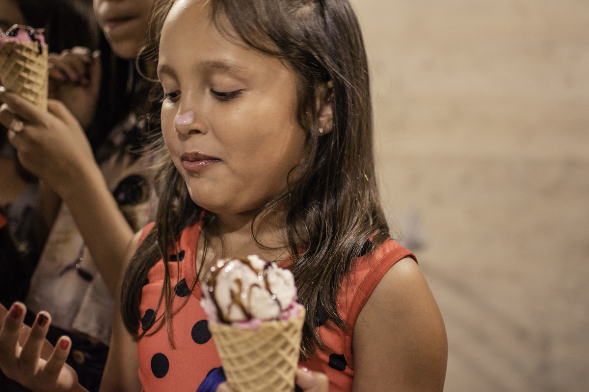 Menina tomando sorvete