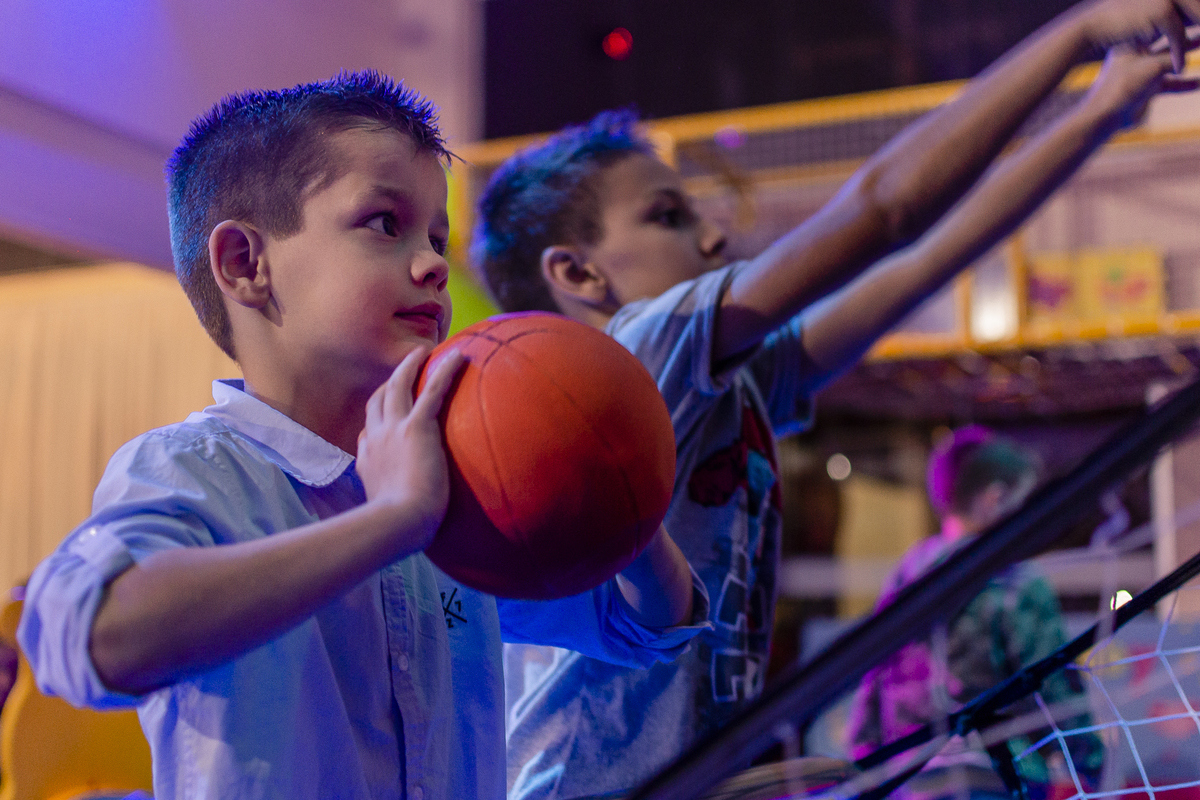 jogando basquete