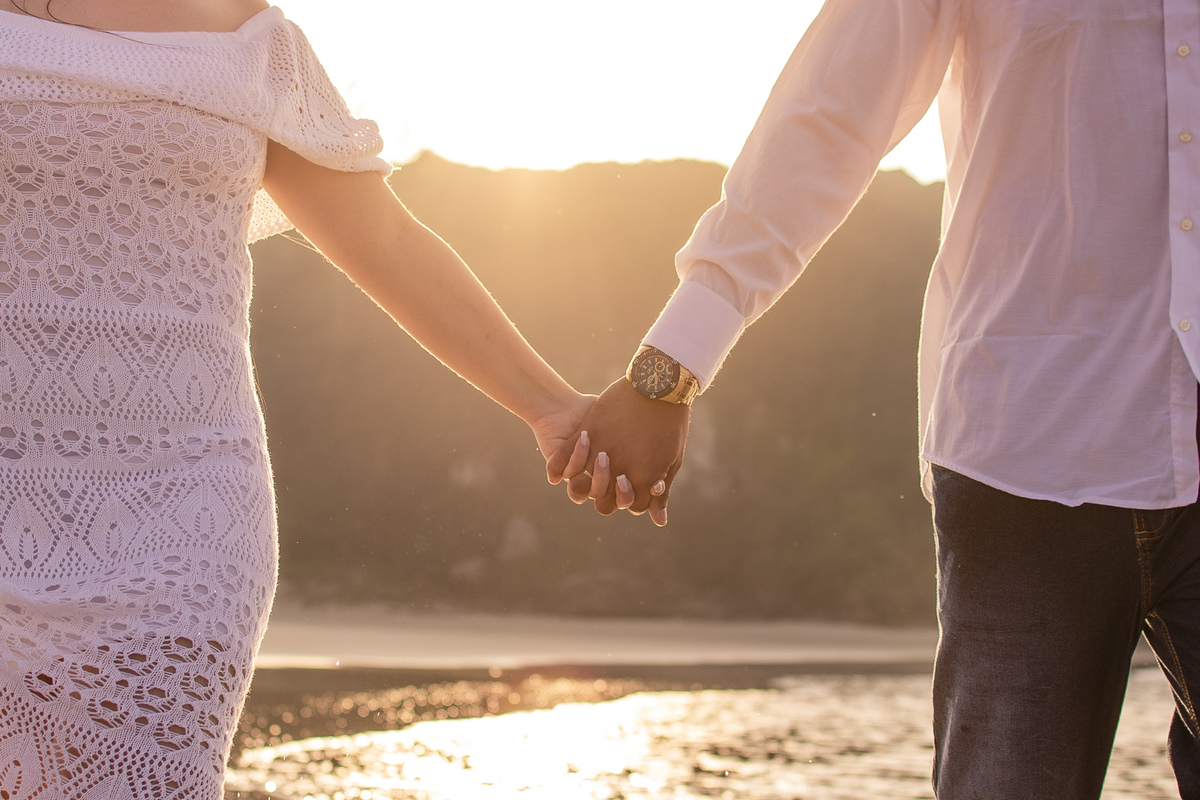 noivos de mãos dadas