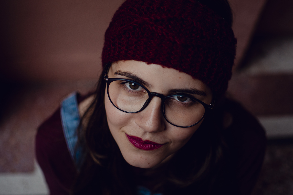 menina de óculos