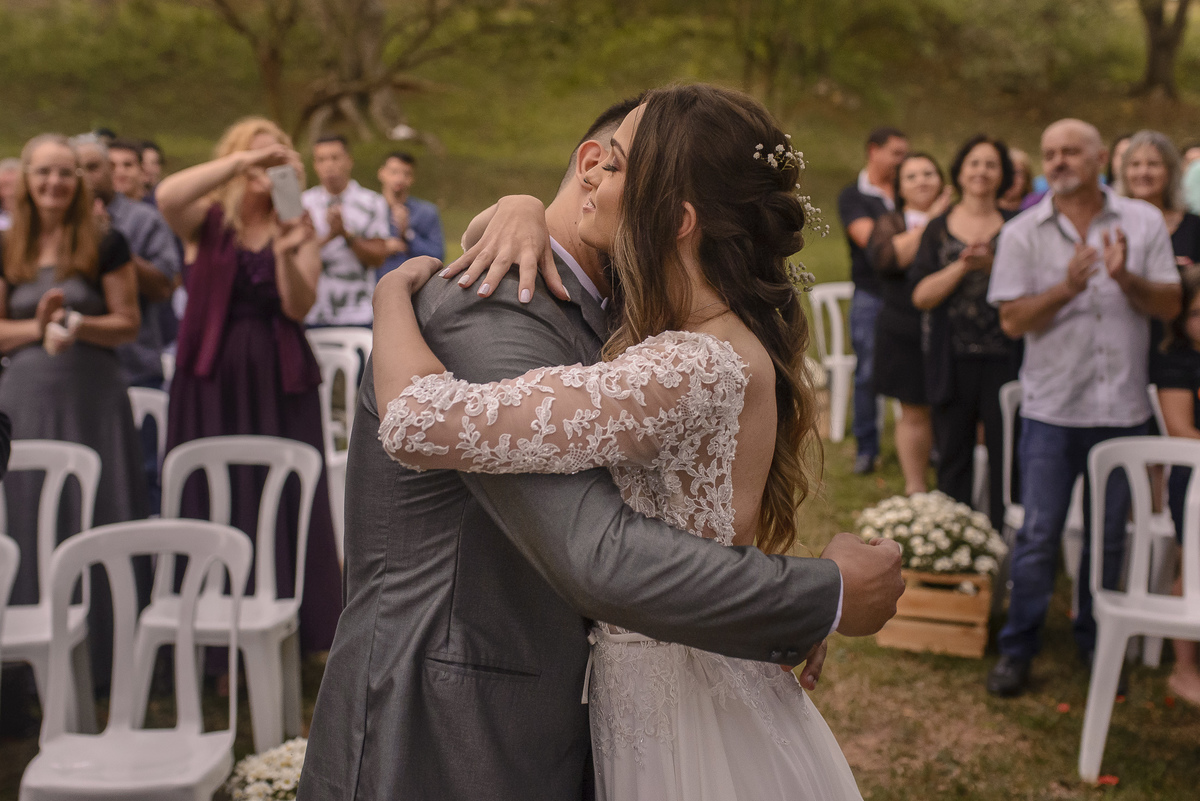 recem casados se abraçando