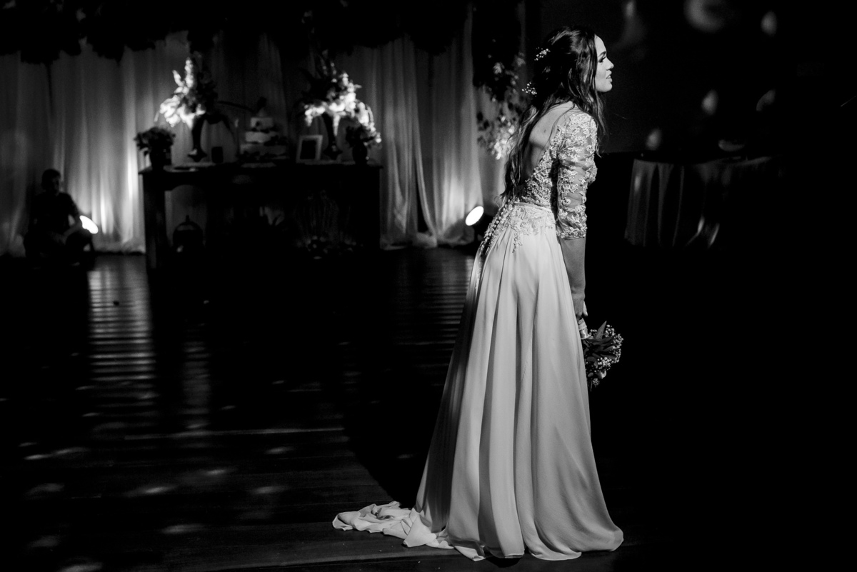 noiva jogando o buque