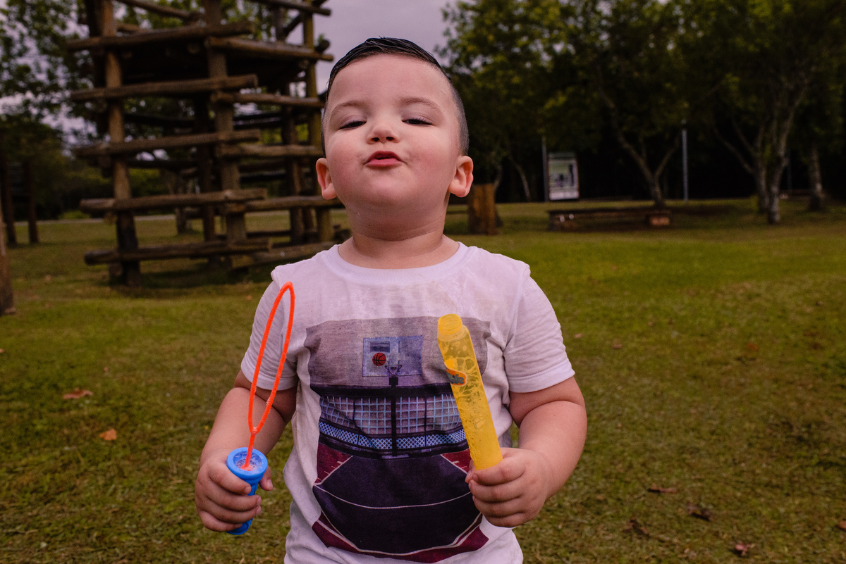 criança brincando com bolha de sabão