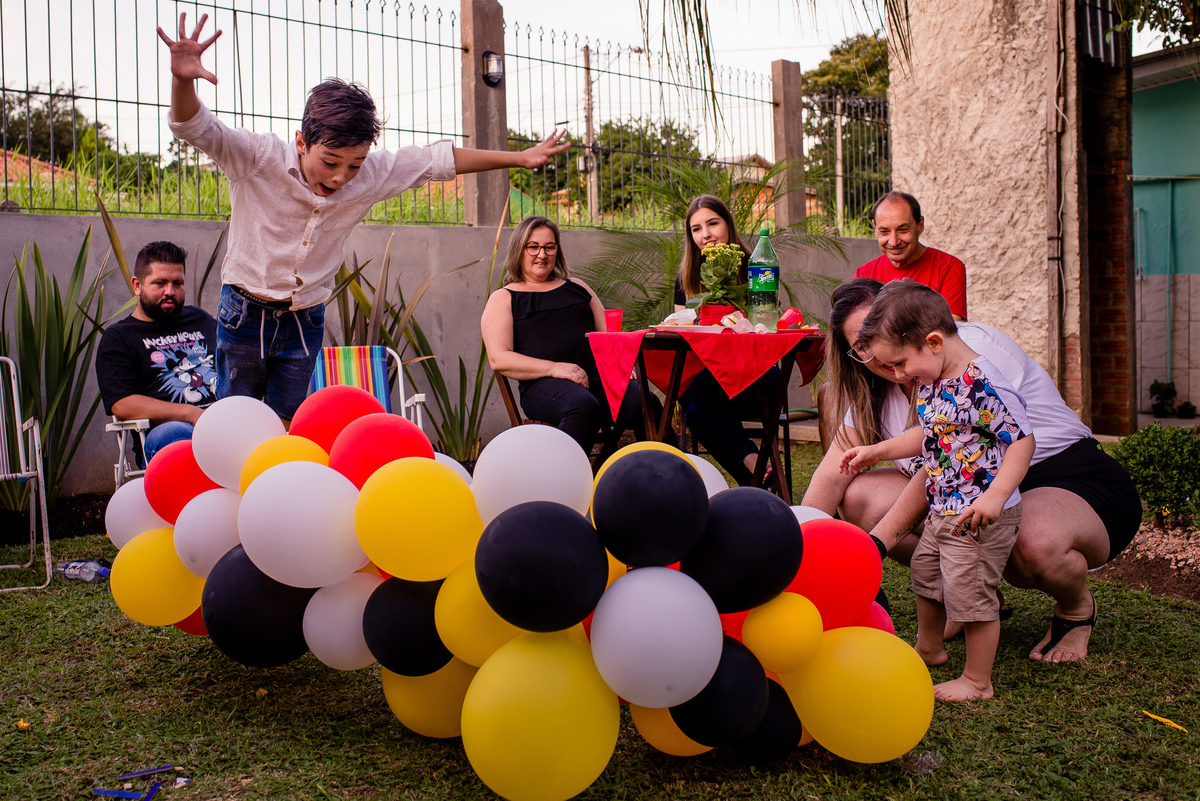 crianças estourando o balão